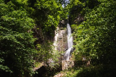 Adjara, Georgia 'daki Zeda Makhuntseti kasabasında büyük yaz şelalesi Makhuntseti