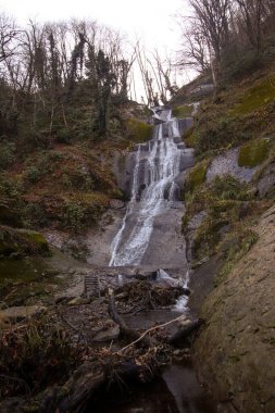 Karimana Şelalesi, Gürcistan 'ın sonbahar mevsiminde dağlardaki ormanda.