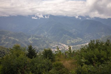Gürcistan 'ın Keda kasabası yakınlarındaki Adjaritskhali Nehri vadisi.