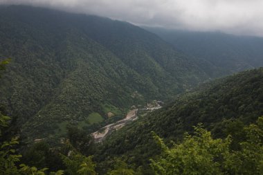 Gürcistan 'daki Adjaritskhali Nehri vadisi.
