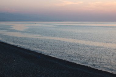 Kobuleti, Gürcistan 'da Karadeniz sahilinde gün batımı