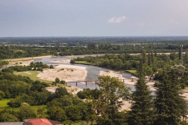 Georgia 'daki Nokalakevi kalesinden nehrin üzerindeki eski köprünün havadan görüntüsü..