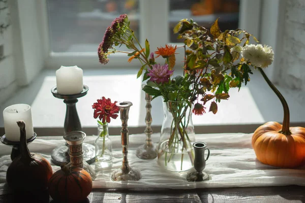 Eski Tarz Bir Odada Ahşap Bir Masadaki Vazodaki Çiçek Çeşitleri — Stok fotoğraf