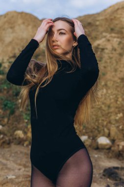 Genç, sarışın, beyaz bir kızın açık hava portresini çek. Sonbahar parkındaki genç duygusal kadın.