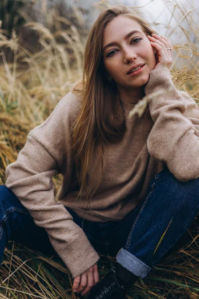 若い美しさブロンド白人の女の子の屋外の肖像画を閉じます 秋の公園の若い感情的な女性 — ストック写真