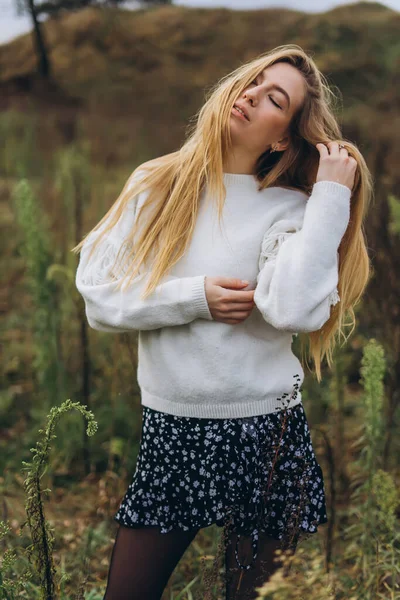 若い美しさブロンド白人の女の子の屋外の肖像画を閉じます 秋の公園の若い感情的な女性 — ストック写真