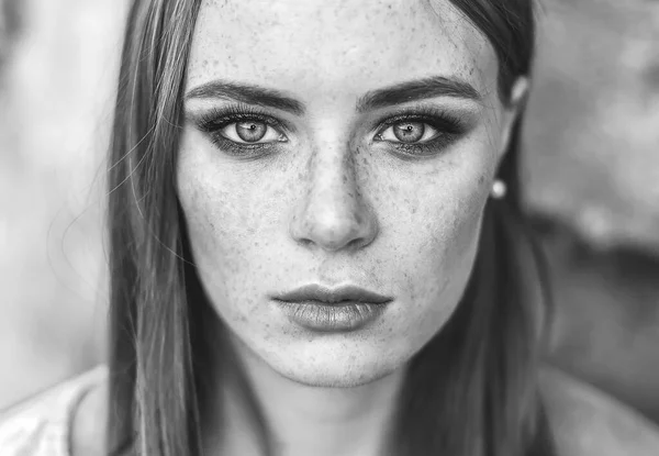 Vacker Kvinna Naturligt Ansikte Med Fräknar Casual Kvinnliga Porträtt Naturligt — Stockfoto