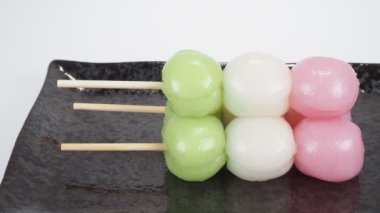 Geleneksel Japon tatlıları üç renkli hamur tatlısı.
