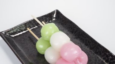Geleneksel Japon tatlıları üç renkli hamur tatlısı.