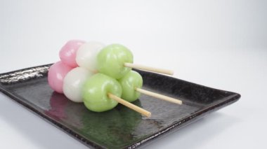 Geleneksel Japon tatlıları üç renkli hamur tatlısı.