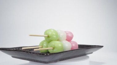 Geleneksel Japon tatlıları üç renkli hamur tatlısı.