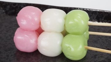Geleneksel Japon tatlıları üç renkli hamur tatlısı.