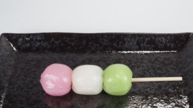 Geleneksel Japon tatlıları üç renkli hamur tatlısı.