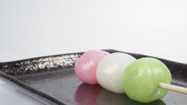 Geleneksel Japon tatlıları üç renkli hamur tatlısı.