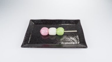 Geleneksel Japon tatlıları üç renkli hamur tatlısı.