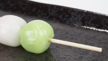 Geleneksel Japon tatlıları üç renkli hamur tatlısı.