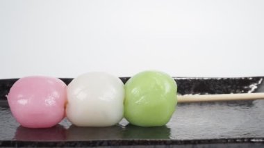 Geleneksel Japon tatlıları üç renkli hamur tatlısı.