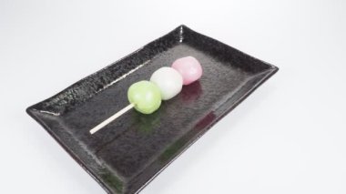 Geleneksel Japon tatlıları üç renkli hamur tatlısı.