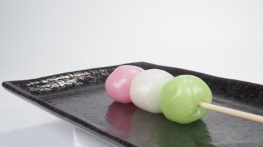 Geleneksel Japon tatlıları üç renkli hamur tatlısı.