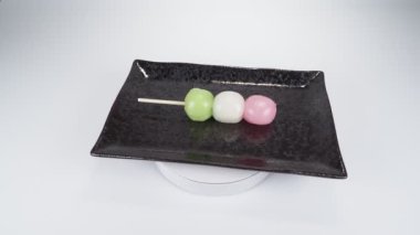 Geleneksel Japon tatlıları üç renkli hamur tatlısı.