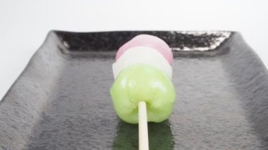 Geleneksel Japon tatlıları üç renkli hamur tatlısı.