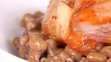 Baharatlı Kimchi Natto, video klibini kapat