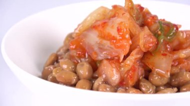 Baharatlı Kimchi Natto, video klibini kapat
