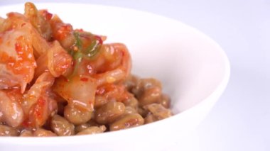 Baharatlı Kimchi Natto, video klibini kapat