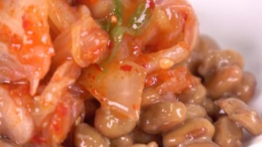 Baharatlı Kimchi Natto, video klibini kapat