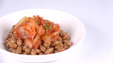 Baharatlı Kimchi Natto, video klibini kapat