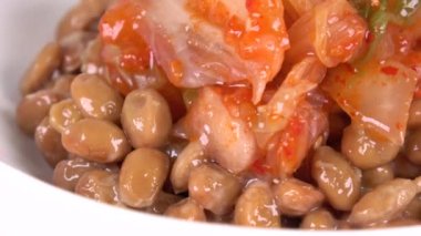 Baharatlı Kimchi Natto, video klibini kapat
