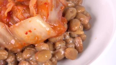 Baharatlı Kimchi Natto, video klibini kapat