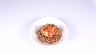 Baharatlı Kimchi Natto, video klibini kapat
