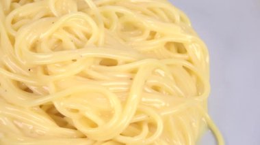 Makarna carbonara, kısa video klibi