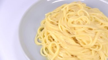 Makarna carbonara, kısa video klibi