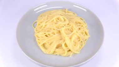 Makarna carbonara, kısa video klibi