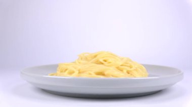 Makarna carbonara, kısa video klibi