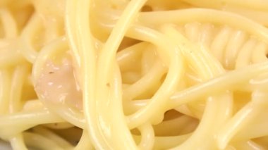 Makarna carbonara, kısa video klibi
