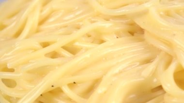 Makarna carbonara, kısa video klibi