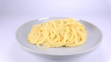 Makarna carbonara, kısa video klibi