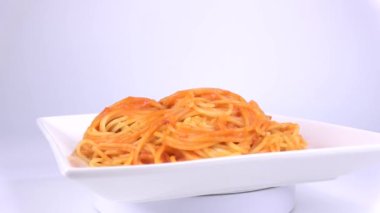 Makarna yengeci domates kreması, kısa video klibi