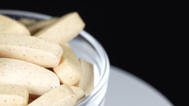 İlave kahverengi tablet siyah arkaplan