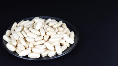 İlave kahverengi tablet siyah arkaplan