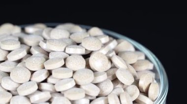 İlave kahverengi tablet siyah arkaplan