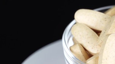 İlave kahverengi tablet siyah arkaplan