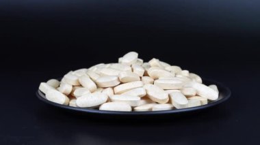 İlave kahverengi tablet siyah arkaplan