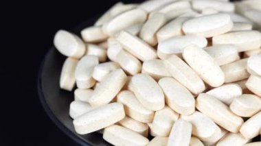 İlave kahverengi tablet siyah arkaplan