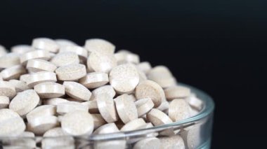 İlave kahverengi tablet siyah arkaplan