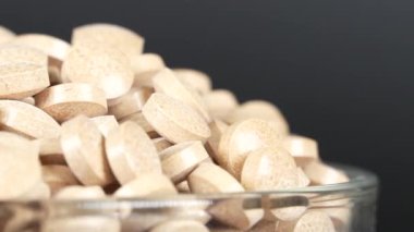 İlave kahverengi tablet siyah arkaplan