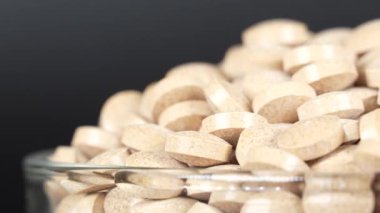 İlave kahverengi tablet siyah arkaplan